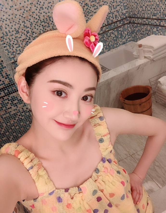 景甜睡衣泡脚晒自拍,网友:真会养生