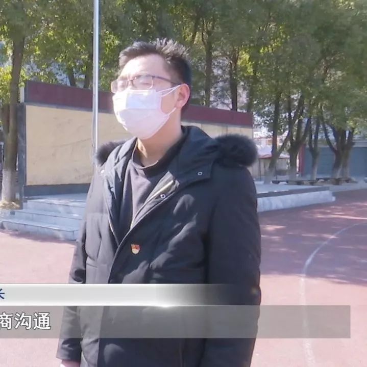 保康县熊绎中学副校长郭建国针对网络卡顿的问题,教师们先在教研群里