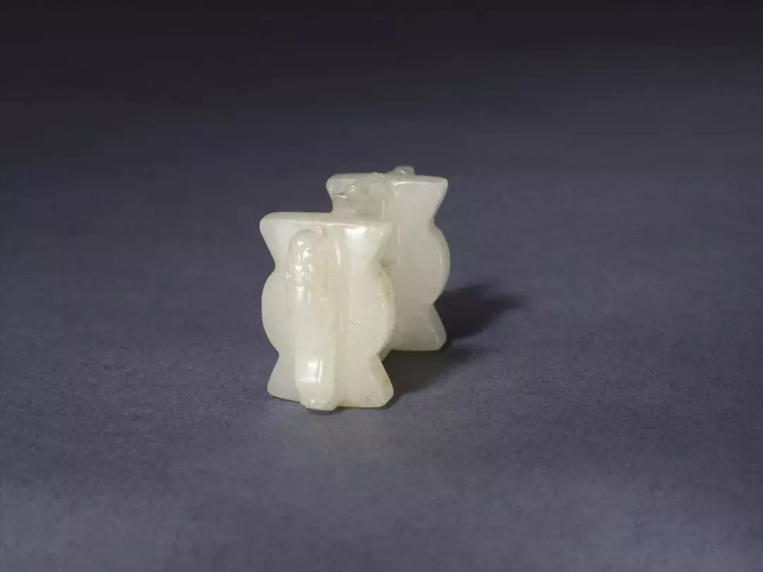 东汉四灵玉胜吴王夫差盉的提梁为镂空的龙形,龙身由无数相互纠缠的