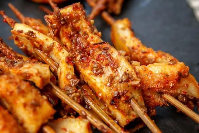 牛肚小串这家烧烤店是东北人开的,价格不贵,食材品质也不错,调味也棒