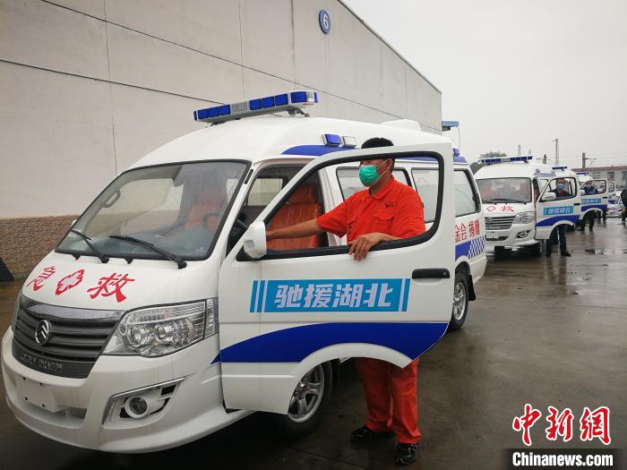 72辆负压救护车由厦门运往武汉