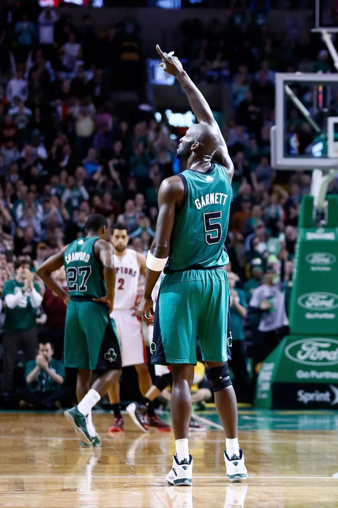 下赛季将退役凯文-加内特的5号球衣没有任何征兆地突然官宣凯尔特人