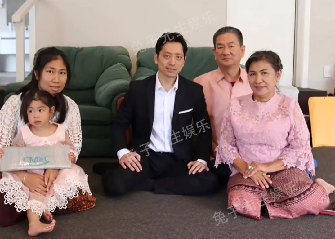 泰国三王子是匹黑马为民众义诊被跪拜这比二哥更令苏提达忌惮