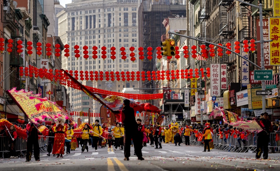 中国传统过大年之日，纽约唐人街，五彩缤纷的花车大游行力挺武汉_队伍
