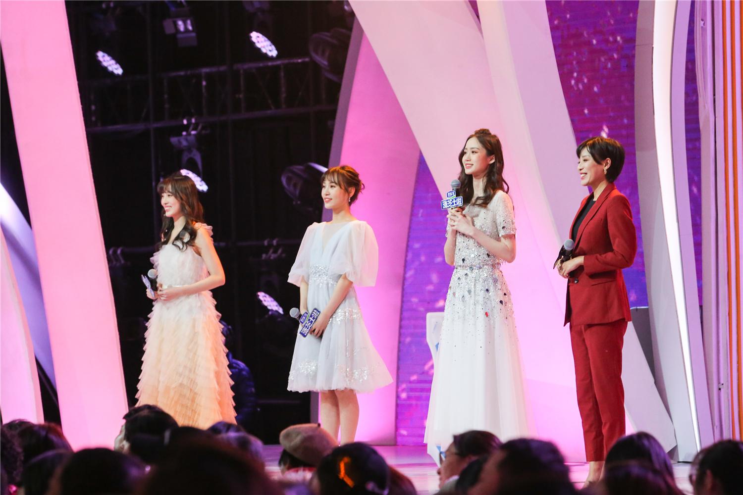 看到男嘉宾梁峻玮出场,台上的郝文婕一脸意外,"我们俩是老乡,早就认识