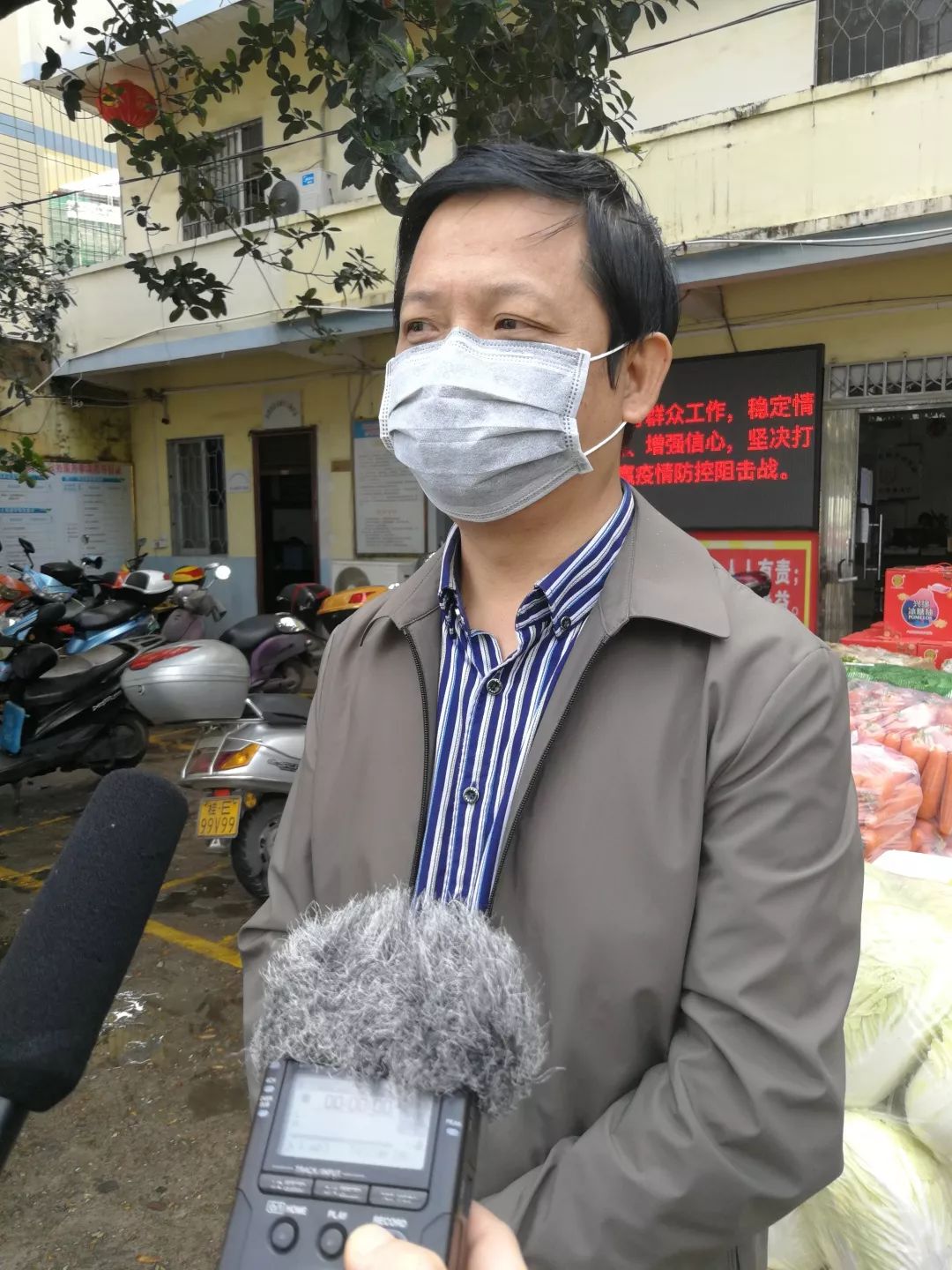 海城区副区长 龙少云"我们将精心组织,合理分配,让这些产品尽快地下到