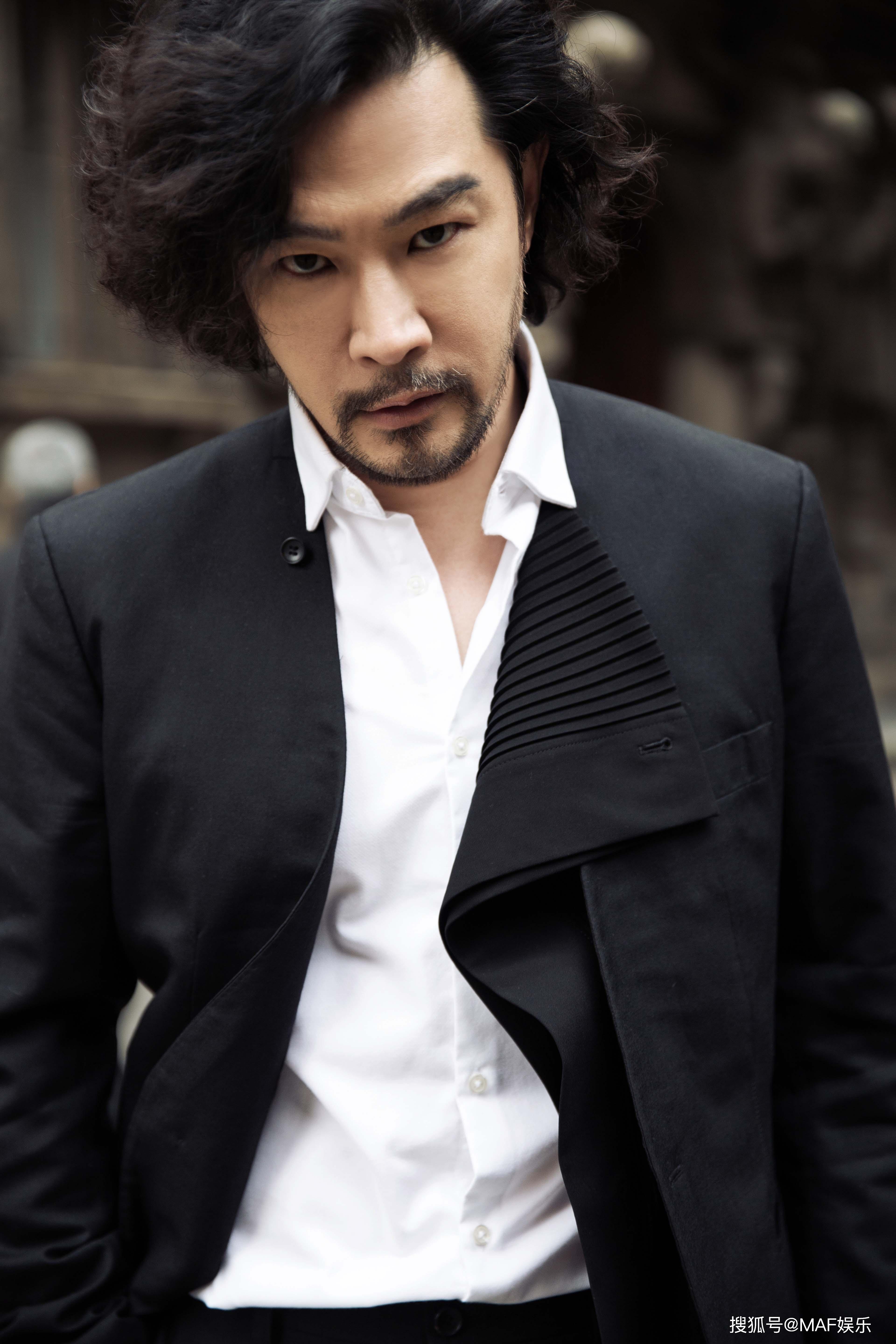 黄维德胡子造型相得益彰 硬汉绅士