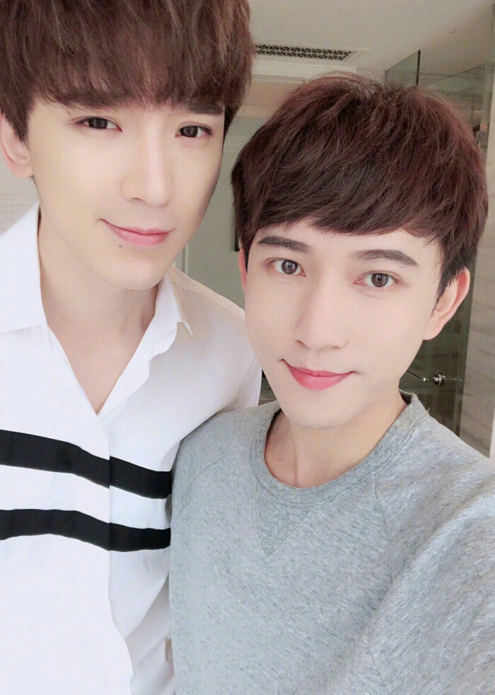 原创沈肯尼晒照辟谣去世,不忘撒狗粮,与沈煜伦"结婚"5年恩爱如初