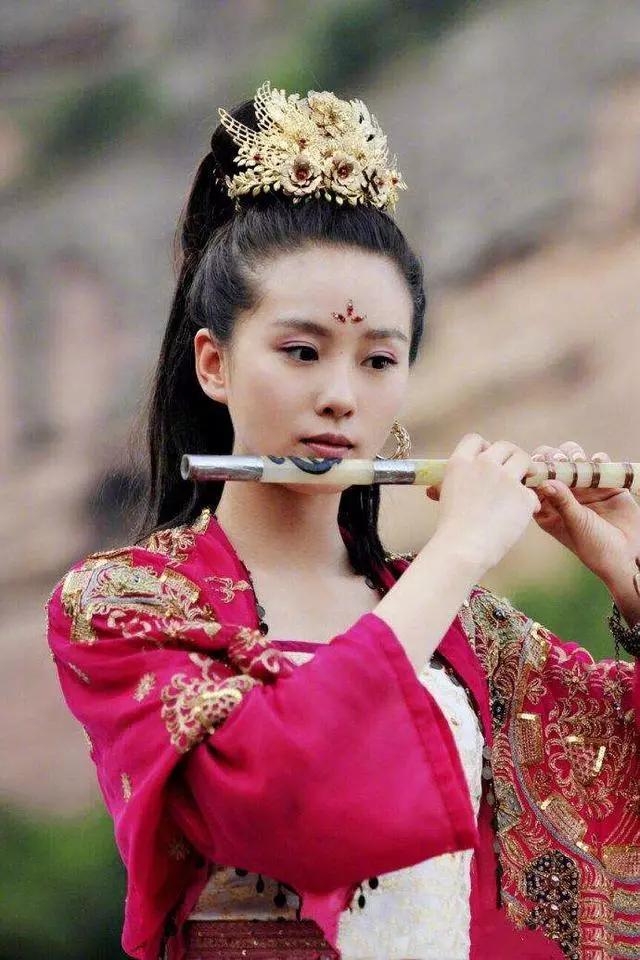 在额头画花的梅花妆这么多女星都尝试过但也不是人人都好看