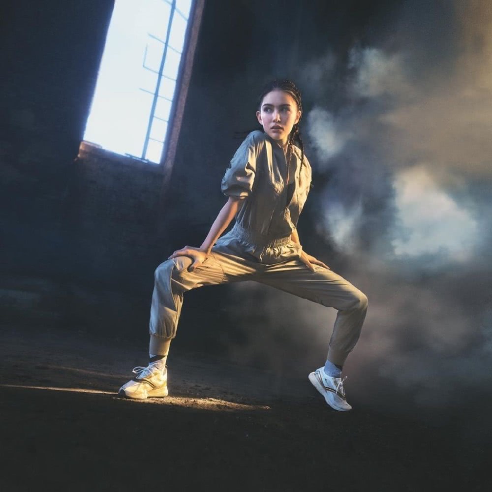 原创昆凌品牌写真曝光,穿收腰连体裤扎小辫子,半蹲马步帅气十足