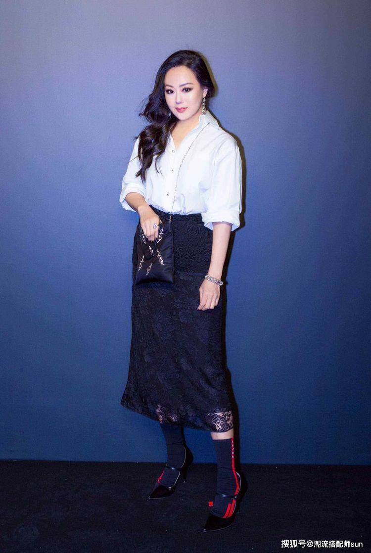 原创56岁章小蕙好身材,深v线衫配纱裙真美,不愧是"第一拜金名媛"