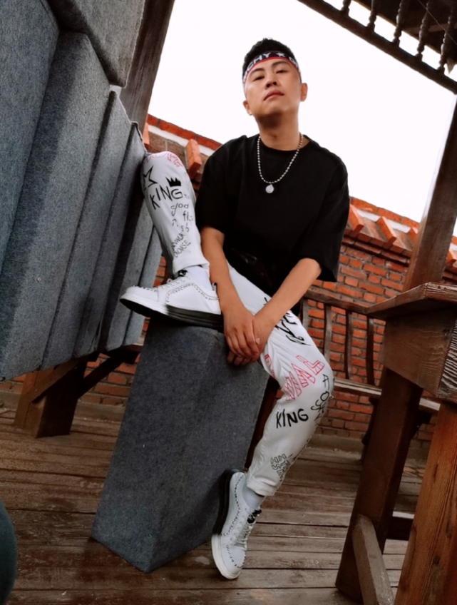当中,"小东北"朱星澎饰演的药丸子,虽说目前看与主线剧情无甚关联,却