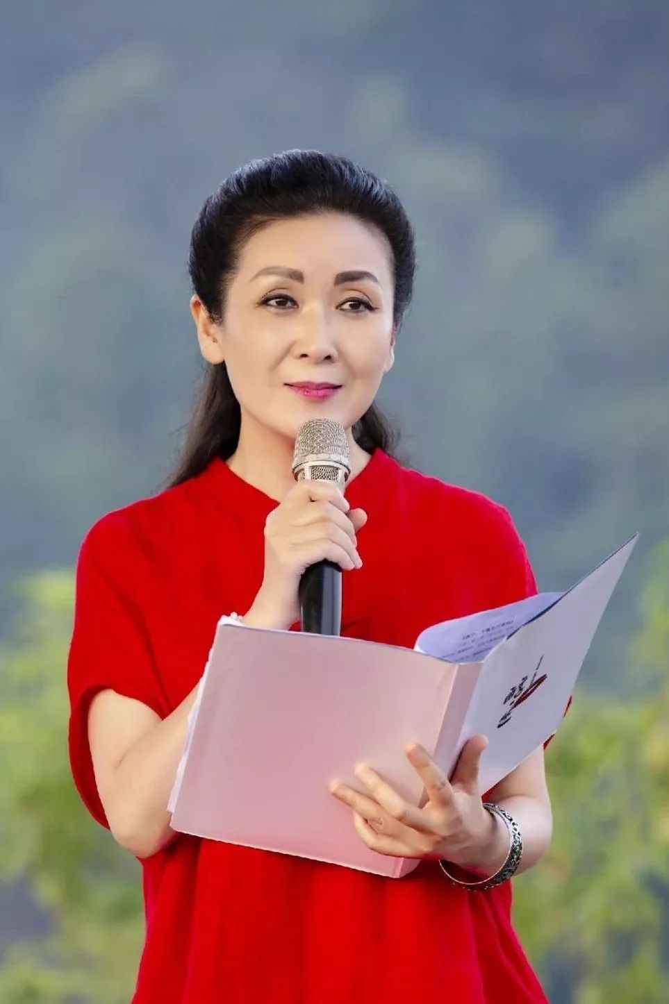 四川外国语大学新闻传播学院教授麦恬重庆电视台主持人,出镜记者,醇色