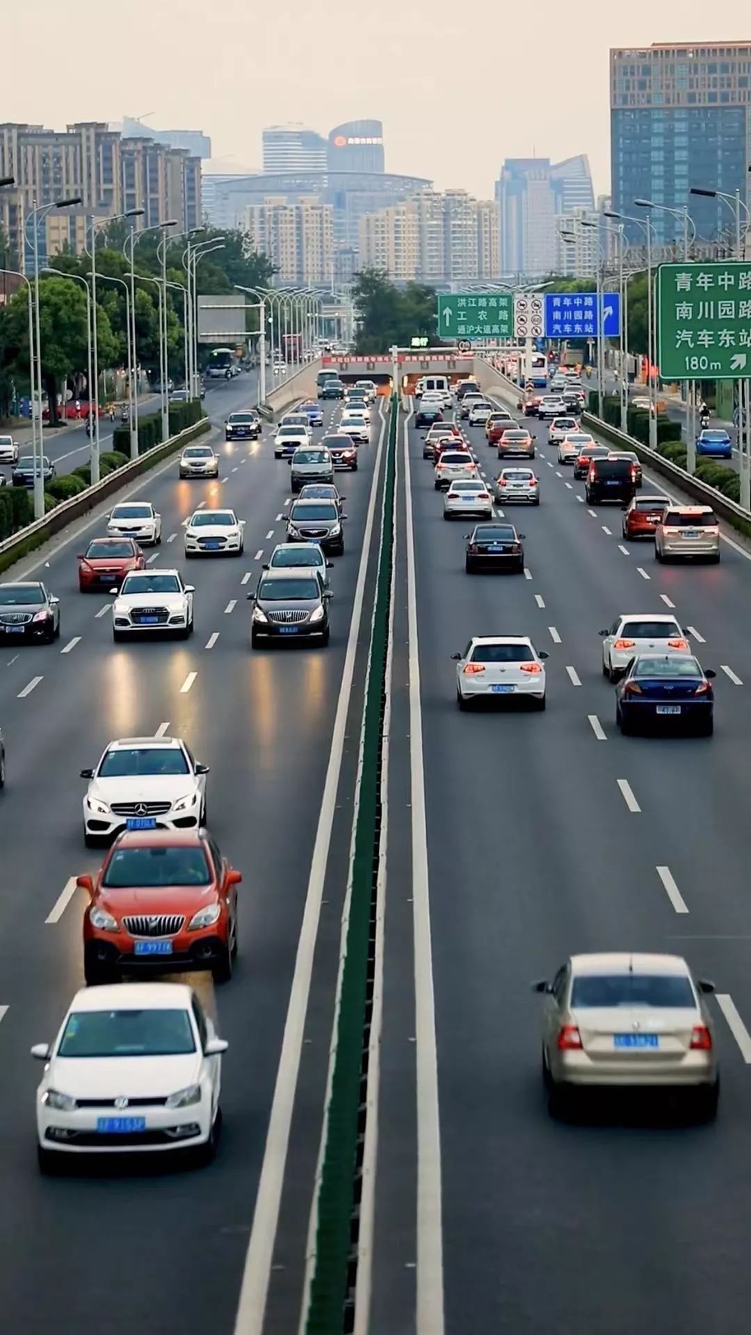 忙碌与喧嚣虽然急促的鸣笛声听着有些烦躁快回到那个车堵人挤的时候吧