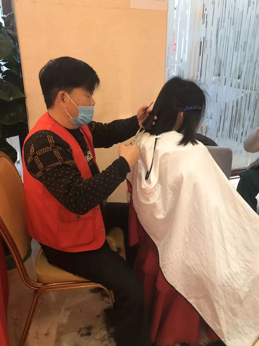 桥和他的义务剪发服务队率先来到陕西医疗队驻地为这里的医护人员剪发