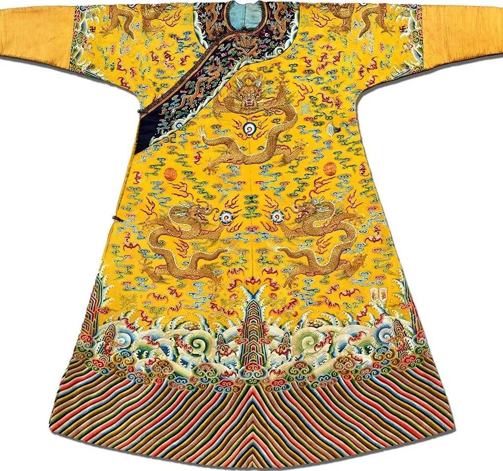 清代皇帝龙袍上红色的蝙蝠纹配以云纹,寓意"洪福齐天"清宫旧藏黄色