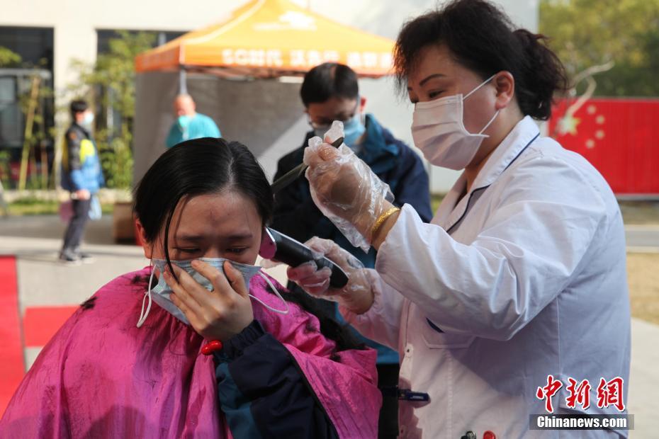 贵州支援湖北鄂州医疗队队员集体理发