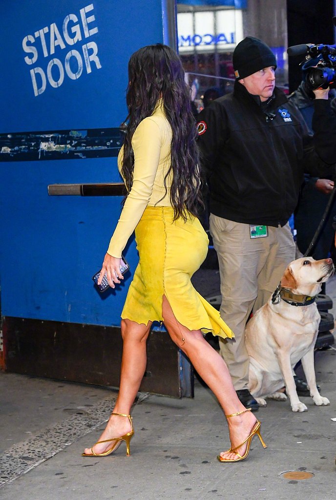 原创卡戴珊霸气出街穿裸色开叉连衣裙显肉弹身材真的是尤物