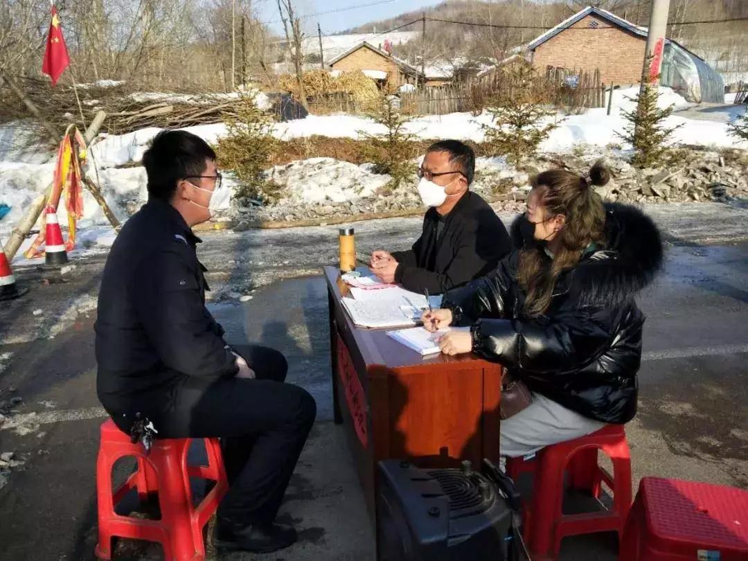 "江源区正岔街道立新村驻村辅警郭常斌在新冠肺炎防控一线上,郑重地向