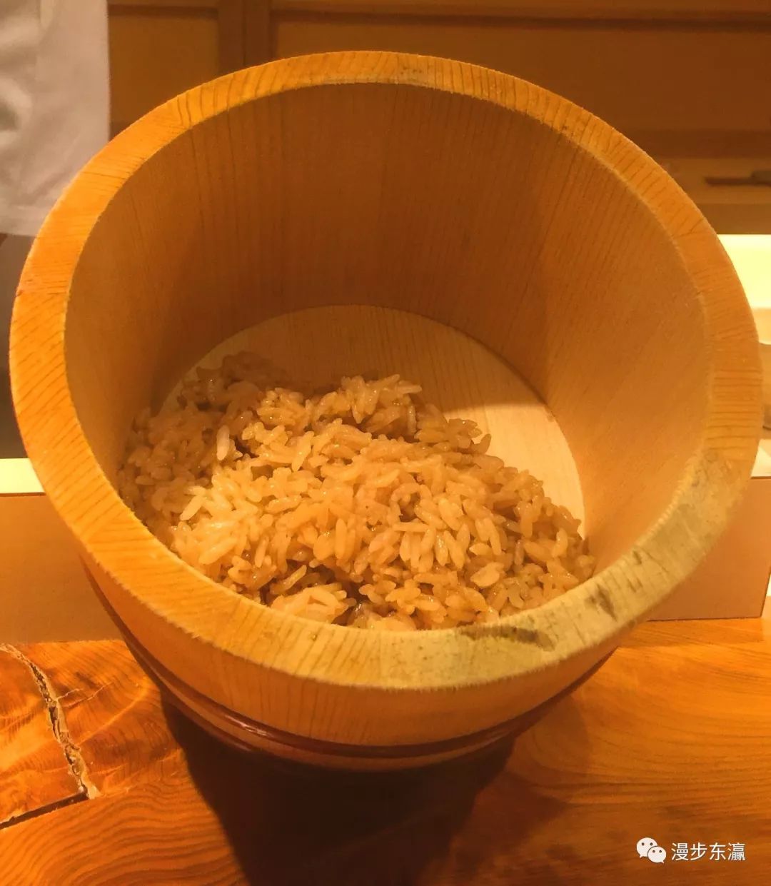 五十岚先生的赤醋舍利香气浓郁,呈现出迷人的琥珀色五十岚先生为我