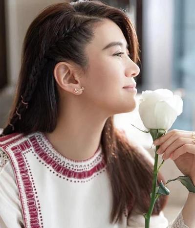 从侧面来看,这样的袁咏仪嫩出新高度.