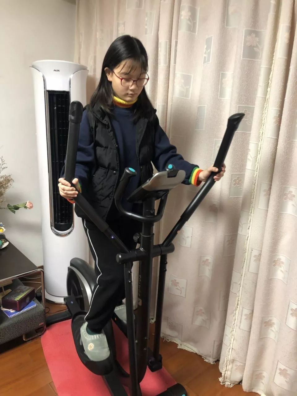 居家做"两操"健康迎开学——万里红领巾争当防疫小先锋_运动