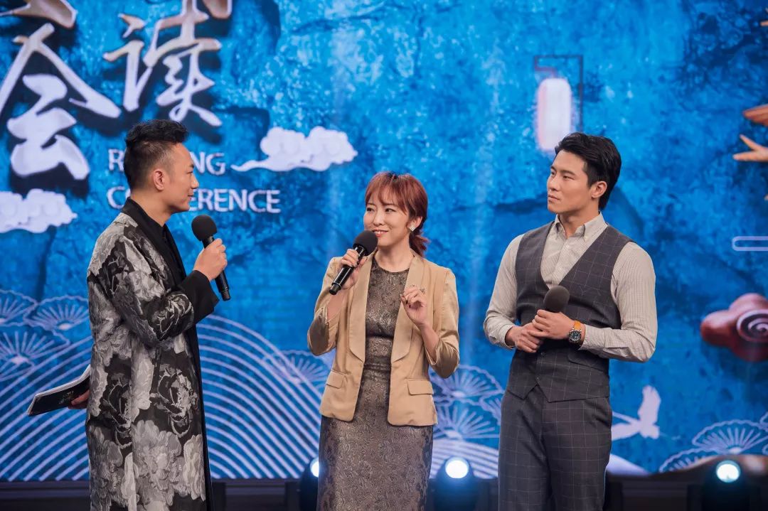 来自音乐广播的dj王然,王野带来了痖弦先生的作品《红玉米》,也唱起了