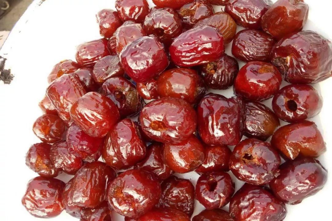 甜而不腻的蜜枣大家是喜欢是鲜枣还是成熟晒干后生食的红枣呢?