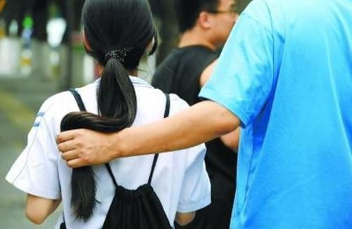 校长设计的"防早恋校服"火了,越到晚上越明显,网友:是个人才