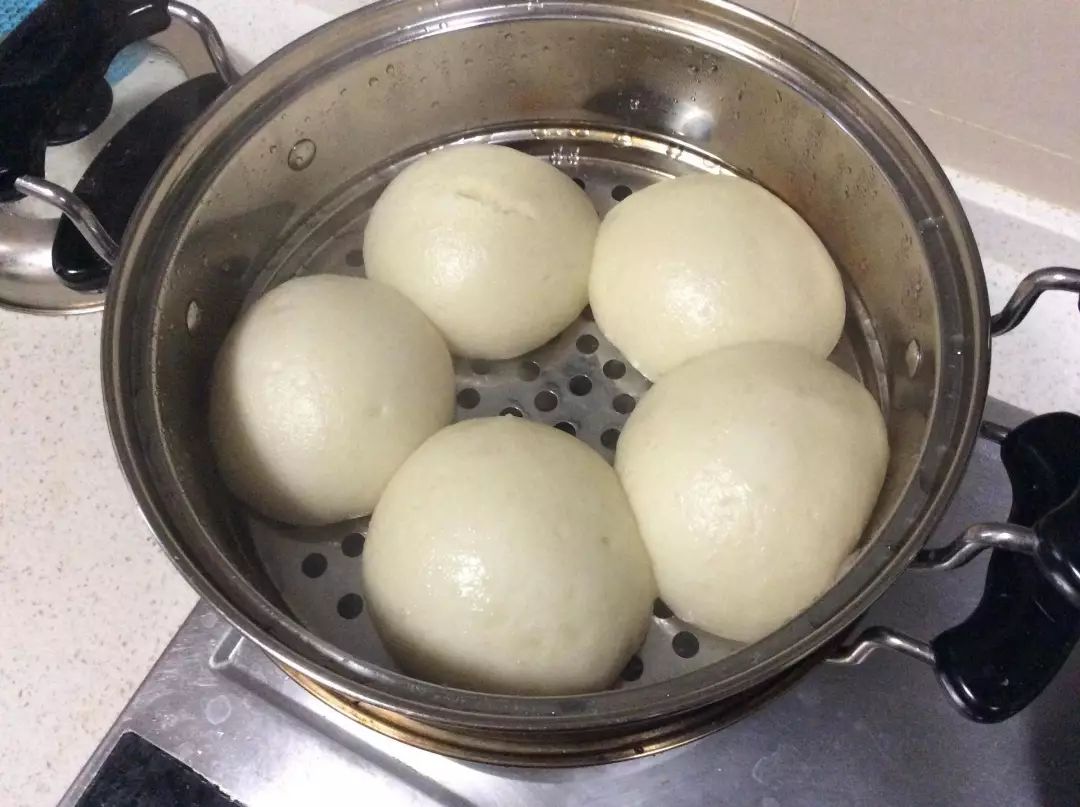 在疫情的中心既要蒸好一锅馒头也要为爱情争一口气