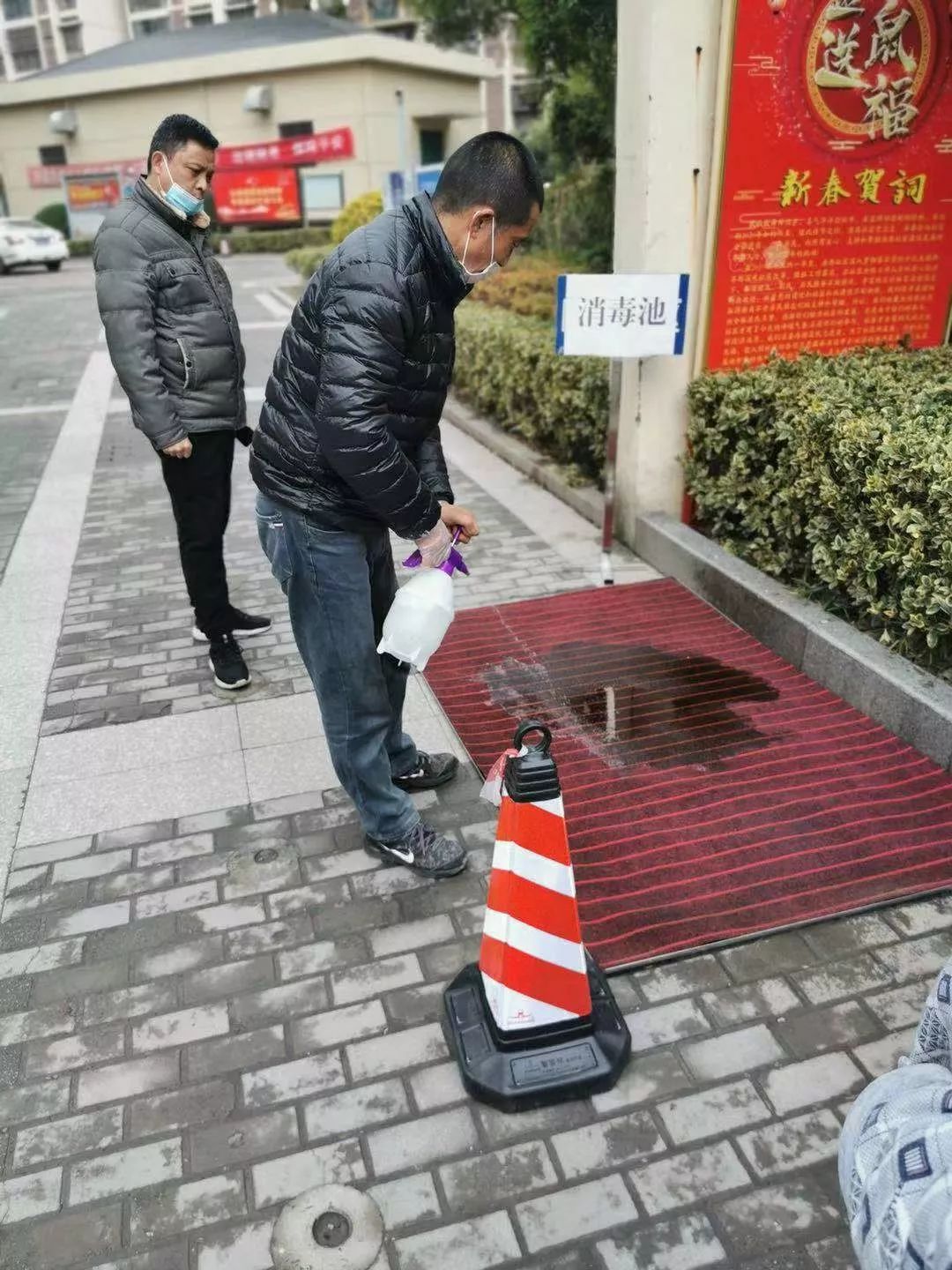 社区自造消毒通道,严把小区"健康门"