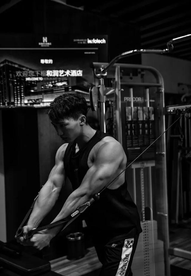 春晚上冰桶挑战的小哥身材颜值齐聚难怪站c位