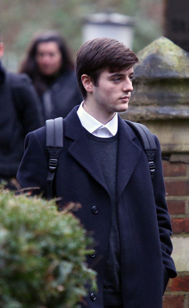 原创英国男子户外小便时触电救护车90分钟后才来警察还在现场说笑