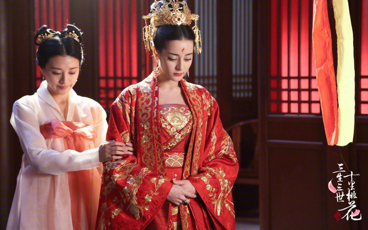 同剧中热巴饰演的凤九的大婚造型也极美,金线绣花的