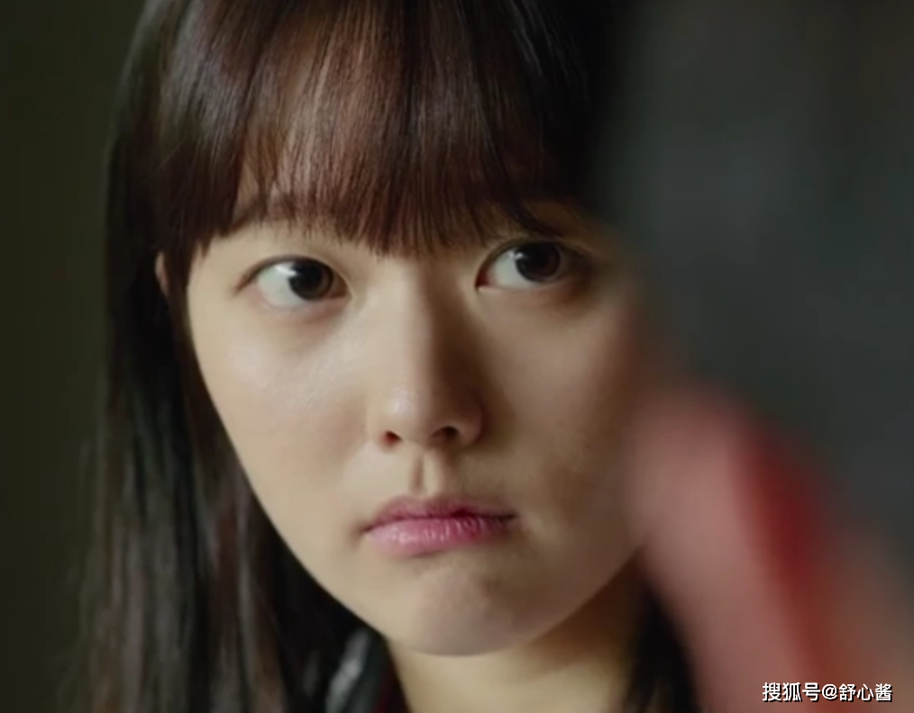 而《寄生虫》中富人家的女儿郑知晓,这次一头短发