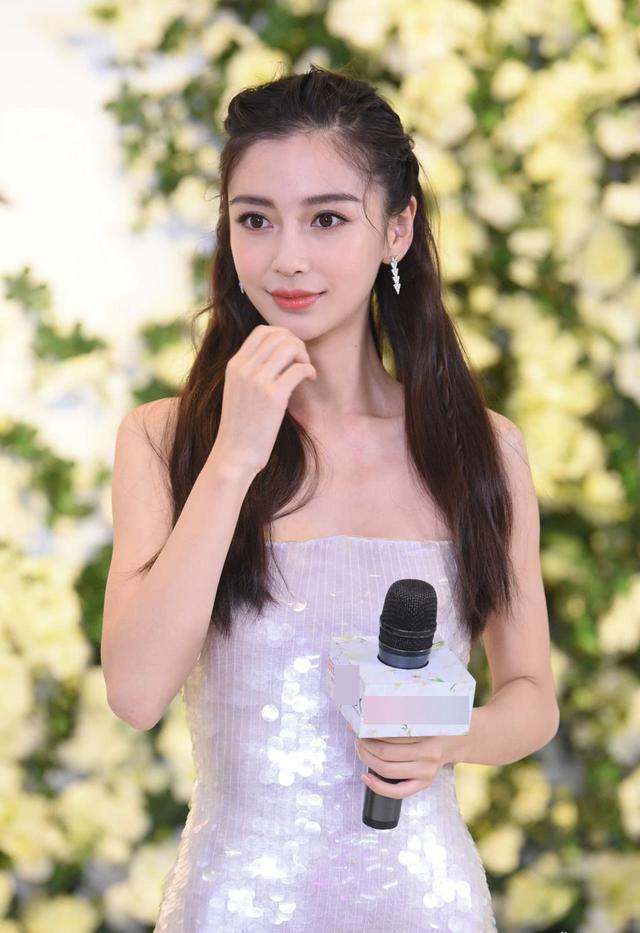 让angelababy看上去就像是一个清新优雅的小公主一样,完全看不出来