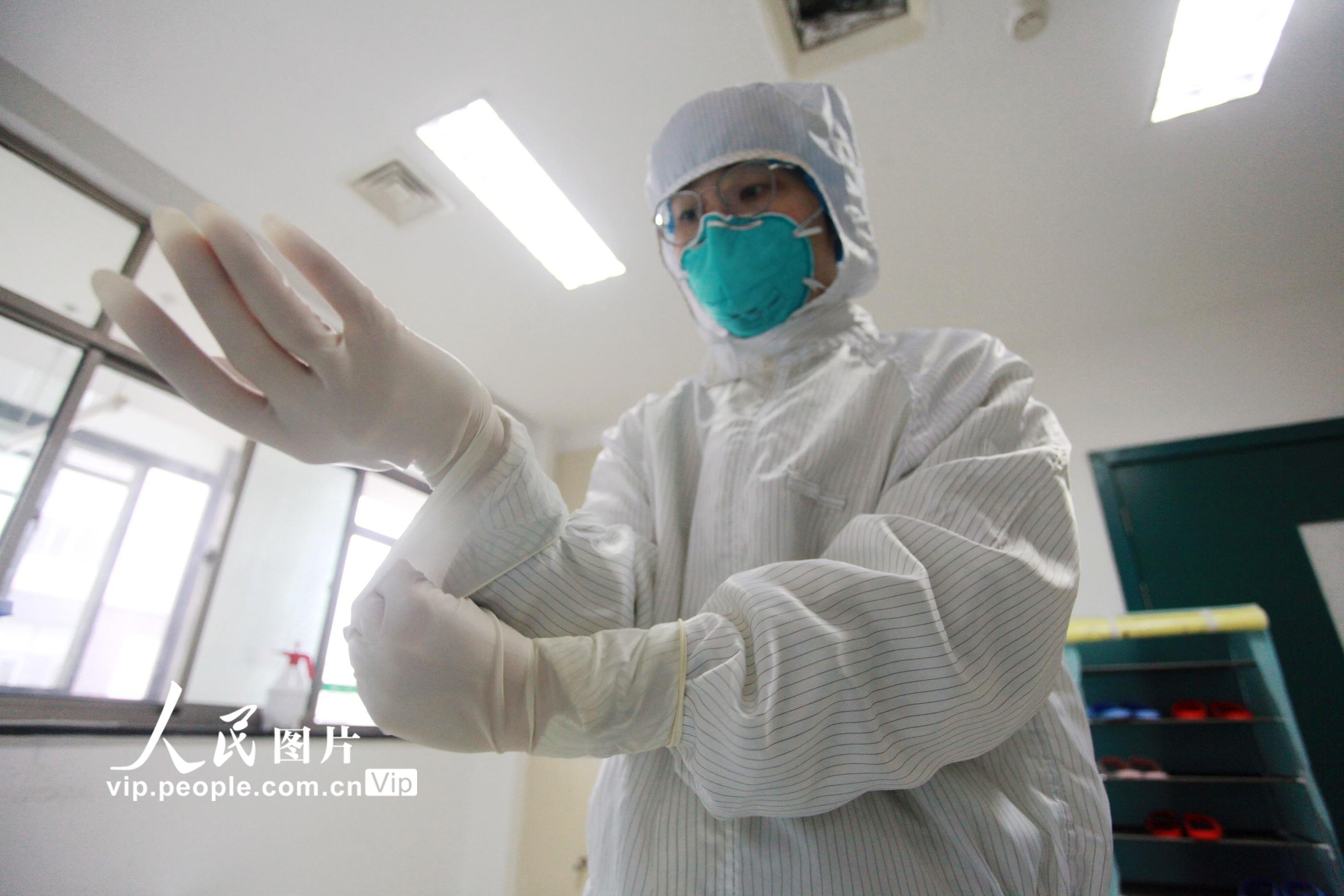 江苏扬州:战"疫"一线的医护人员