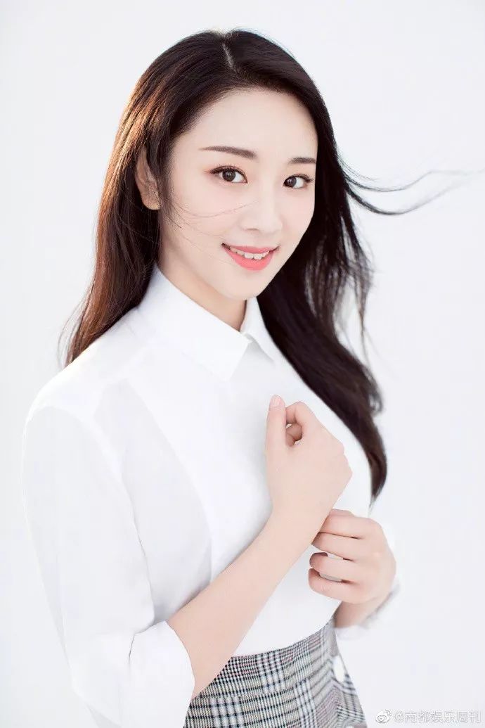 袁雨萱为#南都娱乐明星声援抗疫义卖特刊#发来手绘,送上真挚的问候和