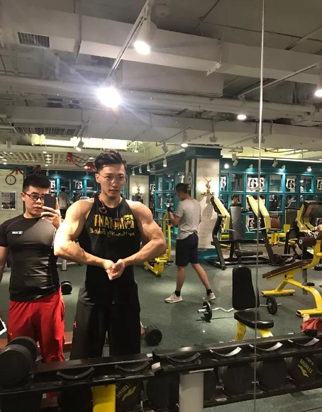 时也总爱低着头那时的他,自卑,内向是个典型的排骨男却只有110斤体