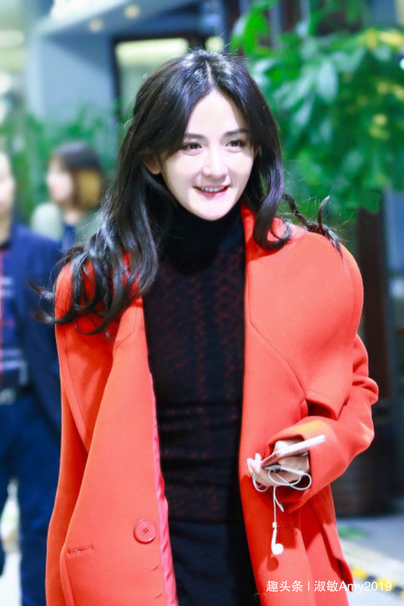 谢娜长发真是太美了,穿橙红色大衣配高领打底衫走机场,气质惊艳