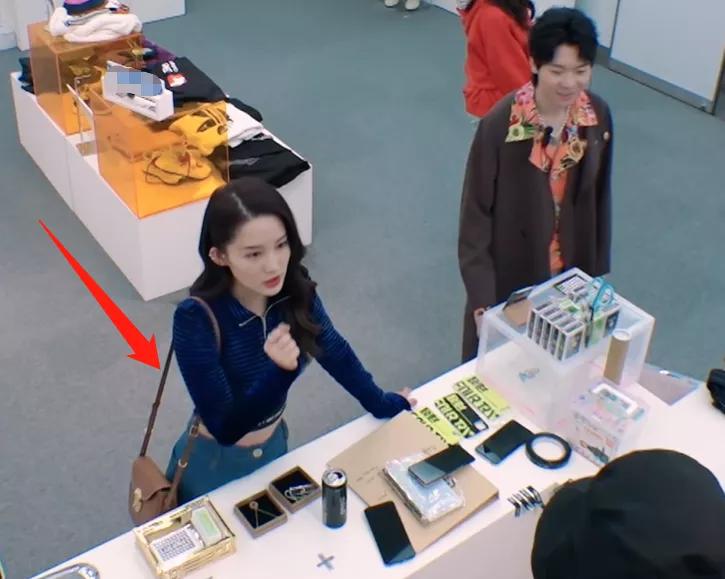 李沁穿露腰长袖参加节目镜头不经意扫过腰部这腰围我酸了