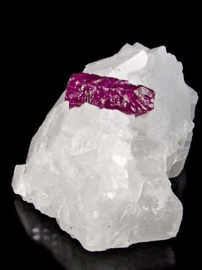 石英,黄玉重晶石在萤石上红纹石,黝铜矿和石英蓝铜矿与孔雀石辉沸石上