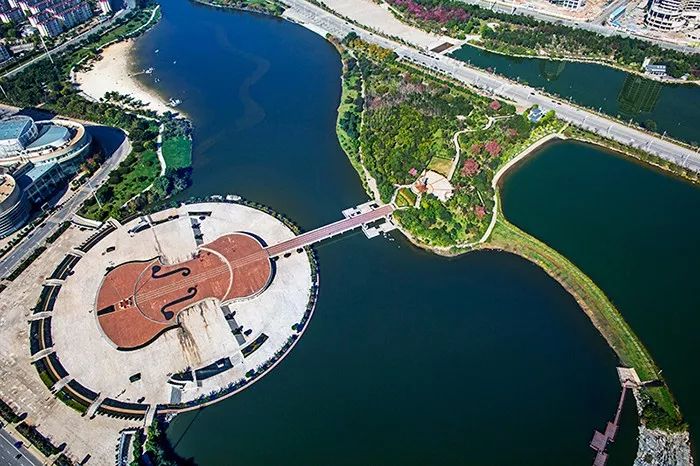 去聂耳广场散散步,沐浴阳光,感受微风拂面的清爽;如果你来玉溪,我会带