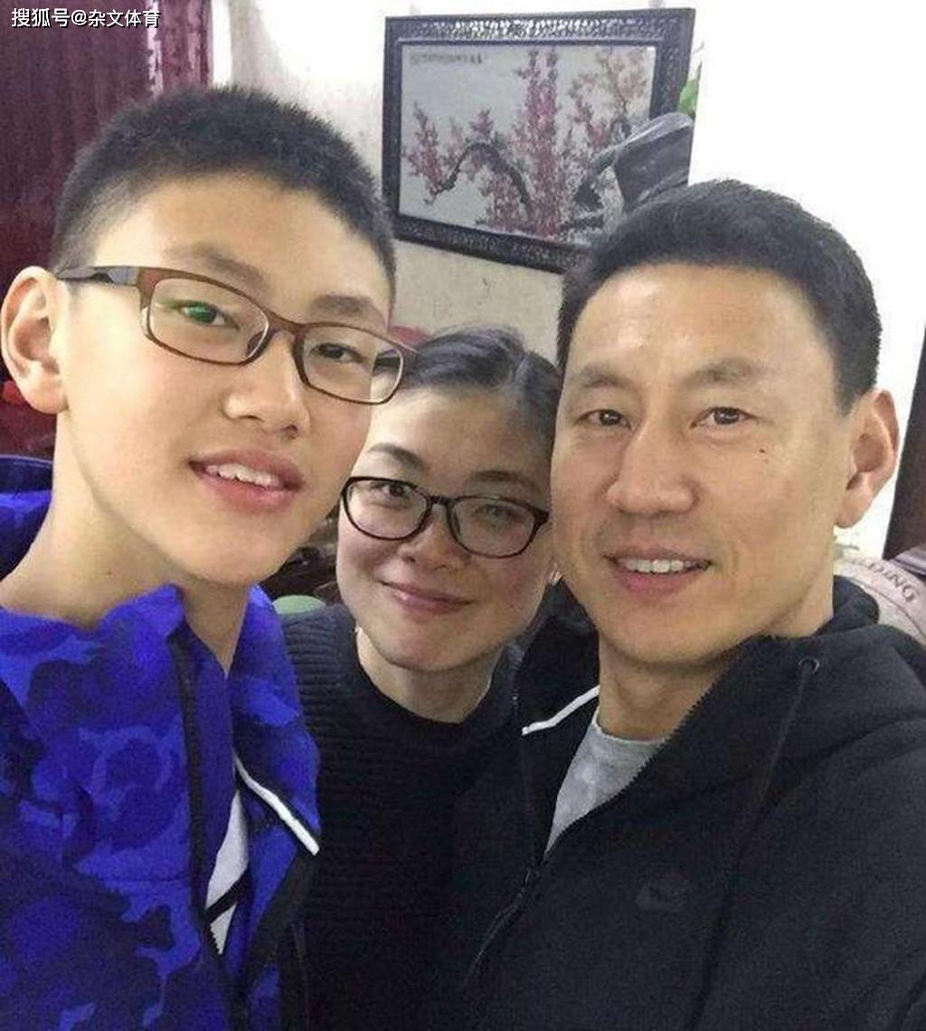 胡雪峰情人节晒李楠结婚照46岁李楠的儿子身高2米1妻子是初恋