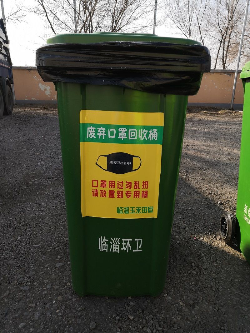 在牛山路,几个标有"废弃口罩回收桶"字样的垃圾桶格外显眼,桶内另有一