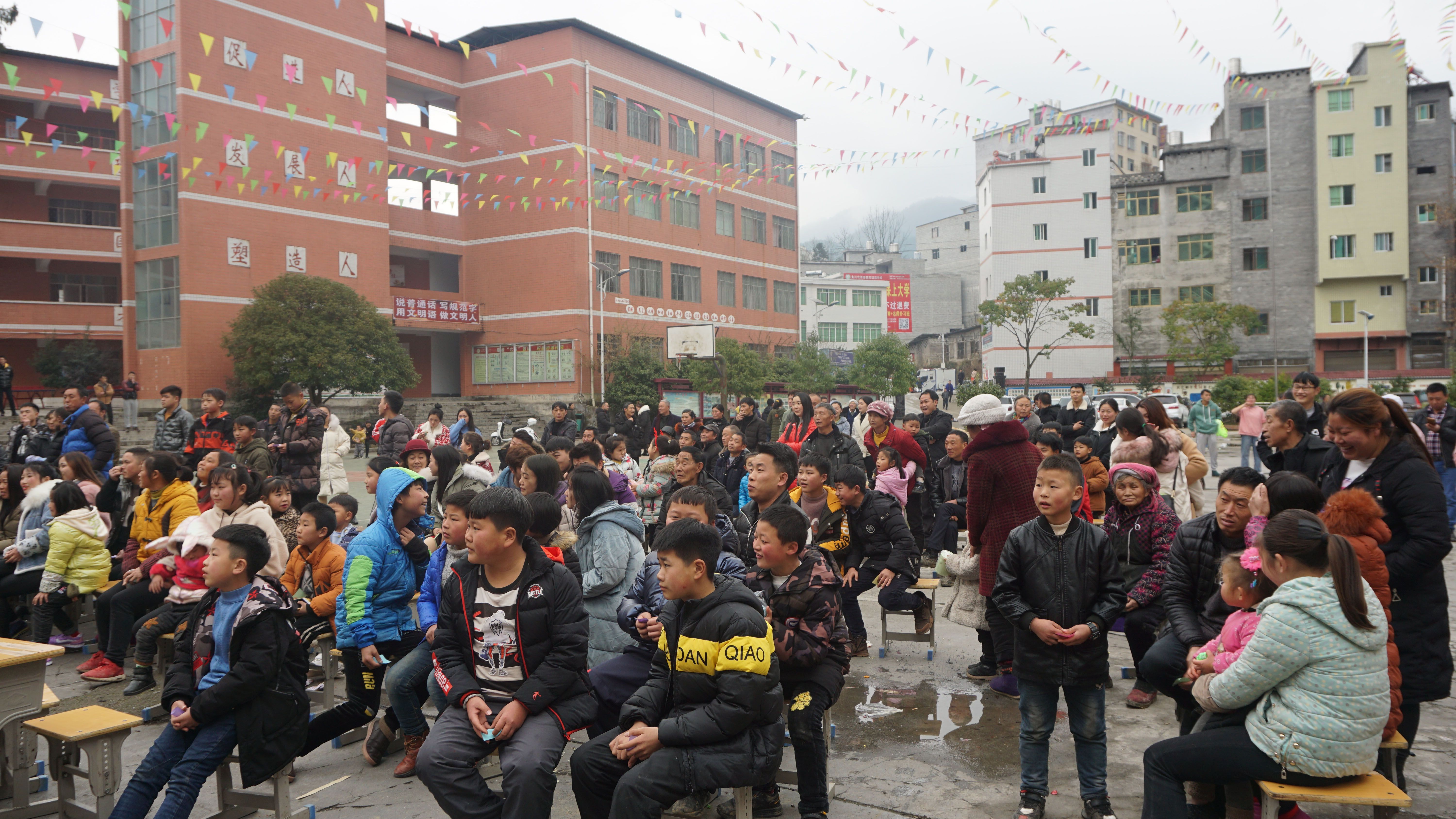 脱贫了"贵州一脱贫县乡镇大学生举办晚会庆祝