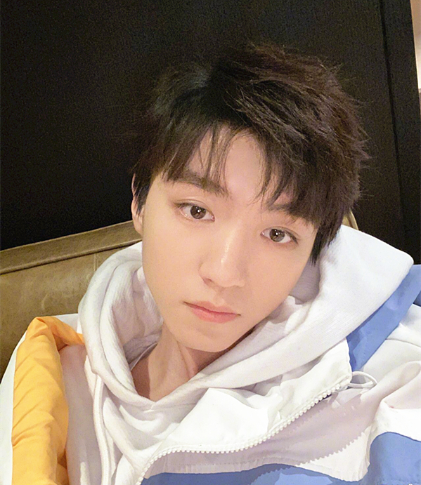 原创顶流男神们的情人节肖战罗云熙跳舞李现发存货帅照王俊凯晒自拍