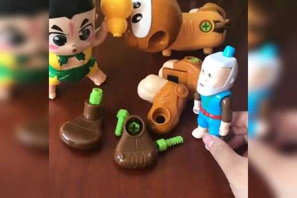 爷爷新买的玩具小狗摔坏了葫芦娃来帮爷爷修好葫芦娃的技术怎么样