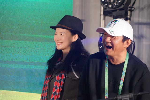 咏梅50岁生日秀恩爱素颜穿家居服一脸笑老公对她的称呼甜腻了