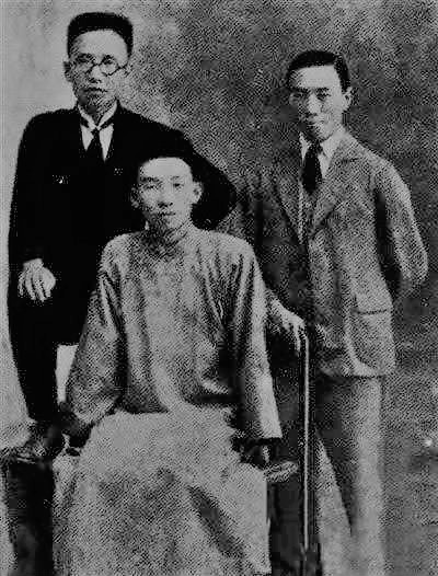 郭沫若(左后)郁达夫(前坐)成方吾(右后)在日本据日本武继平根据新查到